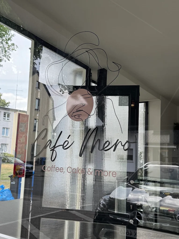 Café Mero Schriftzug im Schaufenster