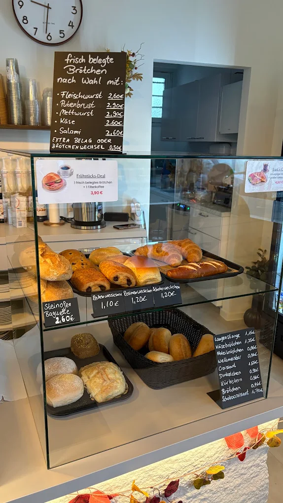 Frisches Gebäck in der Vitrine bei Café Mero