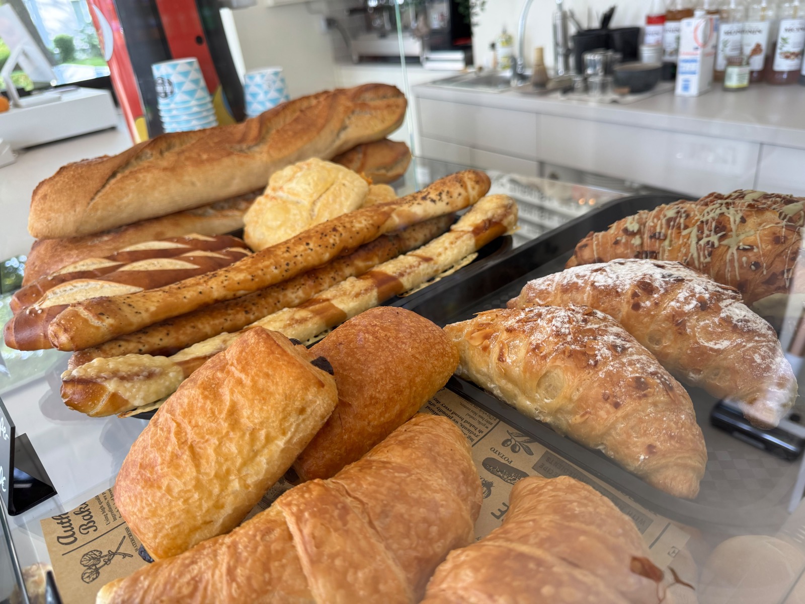 Frische Backwaren in der Theke bei Café Mero