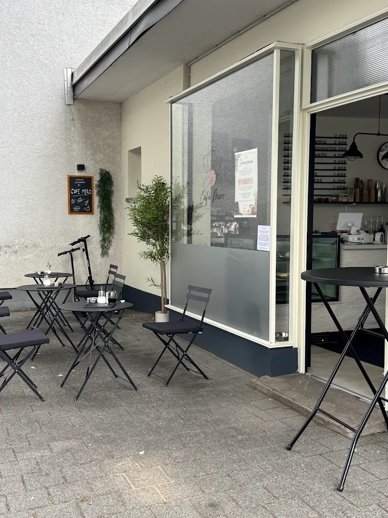 Gemütlicher Sitzbereich vor Café Mero